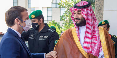 Mohammed bin Salman al-Saud (r), Kronprinz von Saudi-Arabien, und Emmanuel Macron, Präsident von Frankreich, begrüßen sich vor einem Treffen im Königspalast Alsalam. Foto: -/Saudi Press Agency/dpa