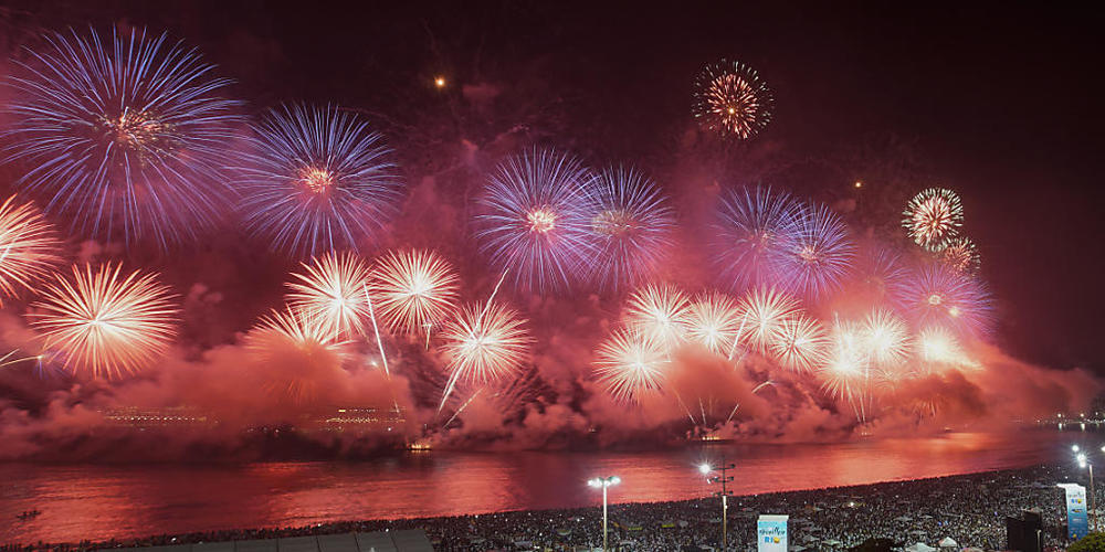 ARCHIV - Feuerwerk explodiert am Himmel über der Copacabana während der Feier zum Jahreswechsel. Die brasilianische Metropole Rio de Janeiro sagt wegen der Corona-Pandemie erneut die berühmte Silvesterparty am Strand von Copacabana ab. Foto: Leo C...