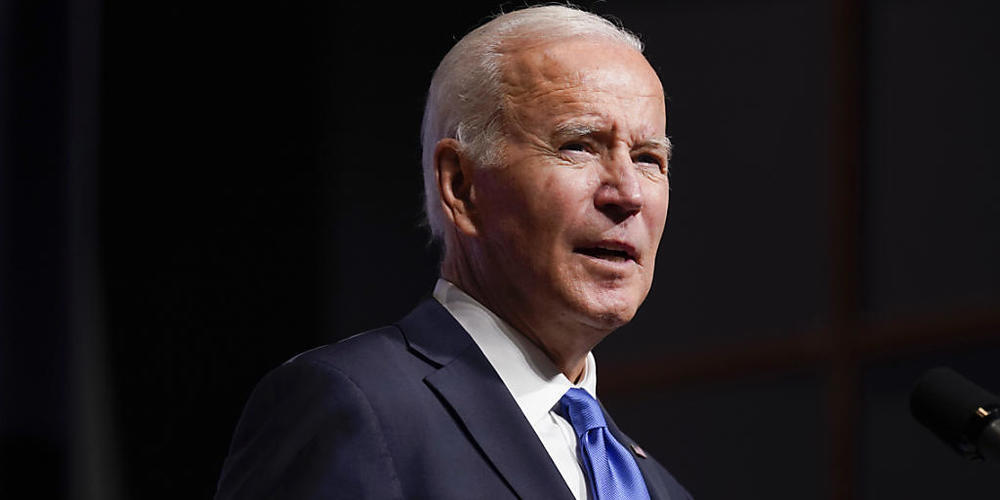 Joe Biden, Präsident der USA, spricht bei einem Besuch der National Institutes of Health. Angesichts der neuen Omikron-Variante und des bevorstehenden Winters verschärft die US-Regierung die Regeln für Corona-Tests für Einreisen in die USA und ver...