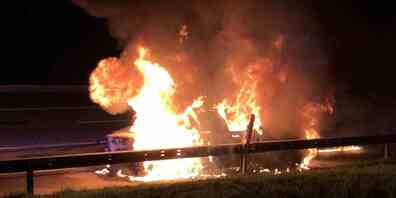 Ein Auto im Vollbrand (Symbolbild)