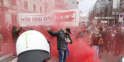 Demonstranten in Wien während eines Protest gegen die Corona-Maßnahmen vor Polizisten. Foto: Florian Wieser/APA/dpa