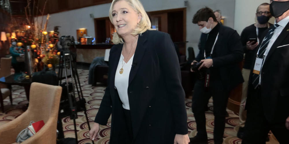 Die Vorsitzende der französischen rechtsextremen Partei Marine Le Pen geht zu einem Briefing mit Reportern. Die Führer der rechtspopulistischen Parteien trafen sich, um zu erörtern, wie sie zusammenarbeiten können, um die Europäische Union zu verä...