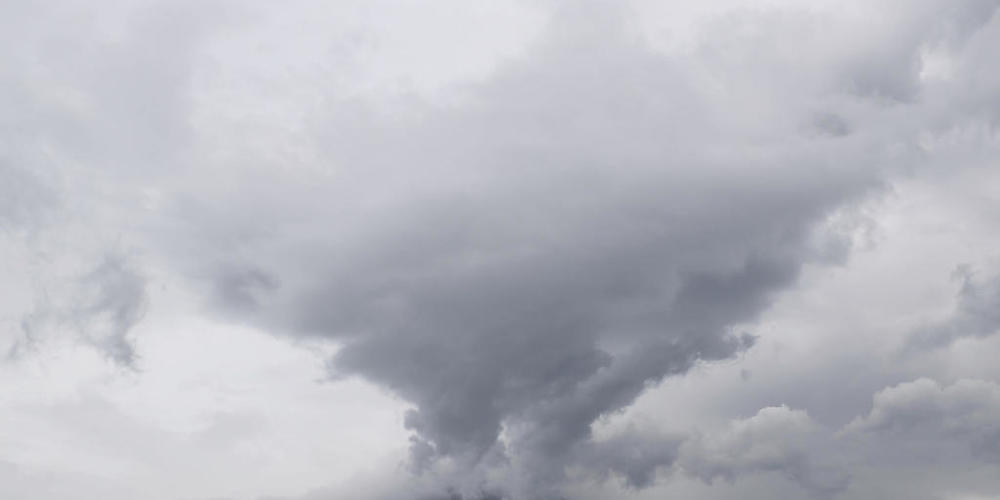 Der höchste Vulkan Indonesiens auf der Insel Java hat bei einem plötzlichen Ausbruch dicke Aschesäulen, brennendes Gas und Lava an seine Hänge gespuckt. Foto: Trisnadi/AP/dpa