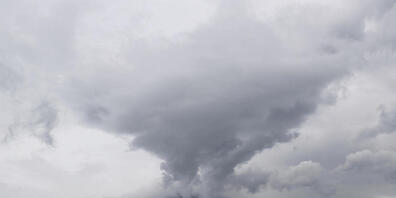 Der höchste Vulkan Indonesiens auf der Insel Java hat bei einem plötzlichen Ausbruch dicke Aschesäulen, brennendes Gas und Lava an seine Hänge gespuckt. Foto: Trisnadi/AP/dpa