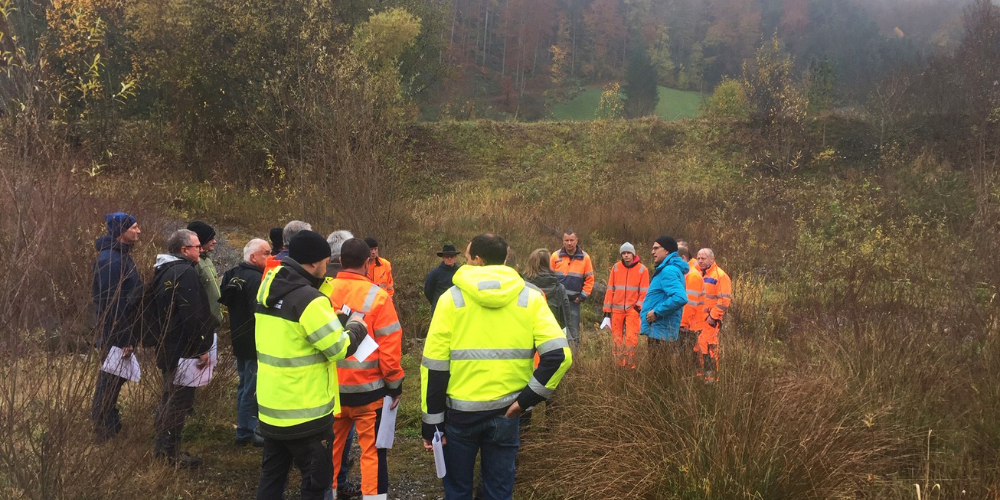 Gemeinsam diskutieren Mitarbeitende der Rheintaler Gemeinden über Pflegemassnahmen in öffentlichen Räumen (Beispiel Dürrenbommert in Berneck)
