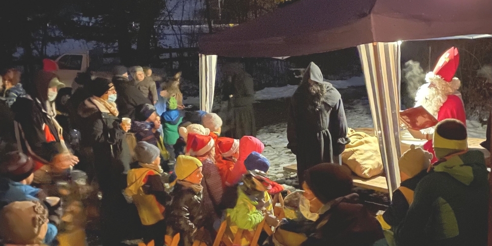 Beim Unterstand im Wald lauschten Kinder und Erwachsene der Weihnachtsgeschichte des Samichlaus.