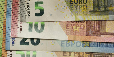 Die Euro Banknoten sollen bis 2024 überarbeitet werden. (Symbolbild)