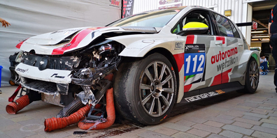 Das letztjährige Weltmeister-Auto ist defekt und muss bis zur  morgigen Quali wieder ganz sein!