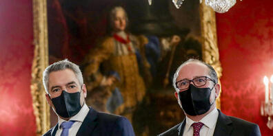 Karl Nehammer (ÖVP, l) ist neuer österreichischer Bundeskanzler und folgt auf Alexander Schallenberg (ÖVP, r). Foto: Lisa Leutner/AP/dpa