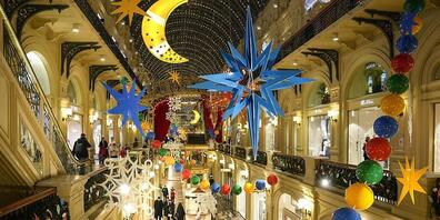 Blick in ein weihnachtlich geschmücktes Kaufhaus in Moskau. Foto: Alexander Zemlianichenko/AP/dpa