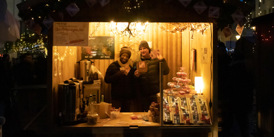 Farbige Drinks und kulinarische Häppchen erwarten die Gäste am Stand der Bar Soleil auf dem Fronwagplatz in Schaffhausen.