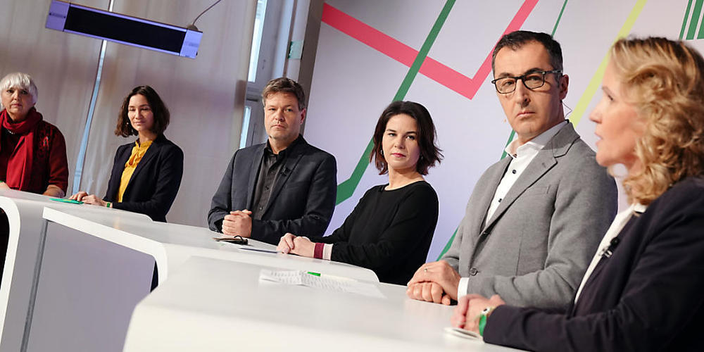 dpatopbilder - Mit 86 Prozent der 71 150 gültigen Stimmen sprachen sich die Grünen-Mitglieder für das gemeinsame Regierungsprogramm und die vom Parteivorstand beschlossene Besetzung der Grünen-Kabinettsposten aus. Foto: Kay Nietfeld/dpa