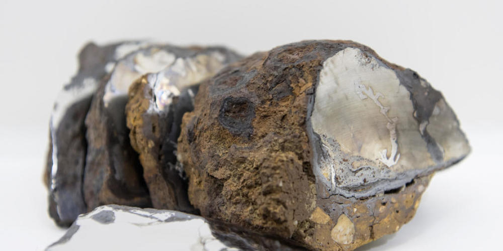 Ein 1984 am Twannberg BE gefundener Meteorit bei einer Ausstellung im Naturhistorischen Museum Bern 2016. (Symbolbild)