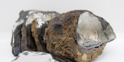 Ein 1984 am Twannberg BE gefundener Meteorit bei einer Ausstellung im Naturhistorischen Museum Bern 2016. (Symbolbild)