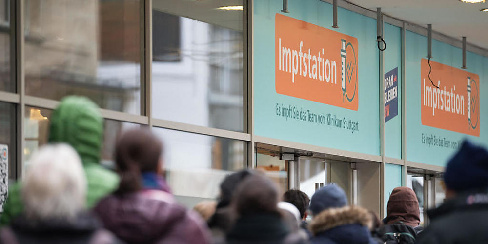 ARCHIV - ILLUSTRATION - Menschen stehen vor einer neu eingerichteten Impfstation des Klinikum Stuttgart in der Innenstadt in einer Schlange. Impfneid und Impfdrängler gehören zu den neuen Wörtern im Deutschen, die das Leibniz-Institut für Deutsche...