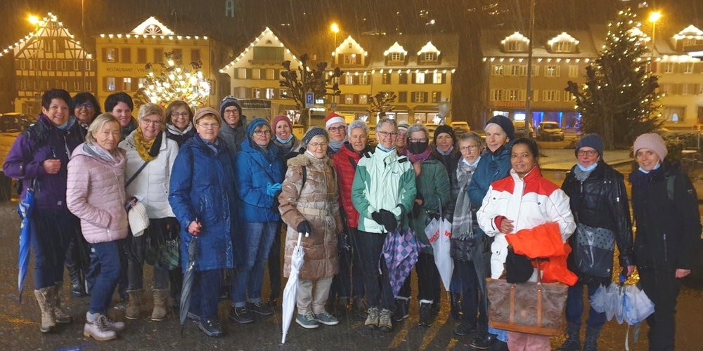 Die Uzner Sport Fitlerinnen wanderten auch bei nasskaltem Wetter mit Schneeregen nach Schmerikon.