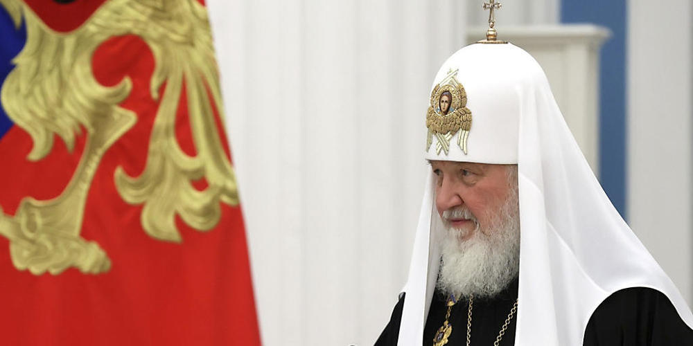 Der russisch-orthodoxe Patriarch Kirill steht während einer Zeremonie zur Verleihung des Ordens des Heiligen Andreas des Erstberufenen im St. Katharinen-Saal des Kremls. Foto: Mikhail Metzel/Kremlin Pool/Planet Pix via ZUMA Press Wire/dpa