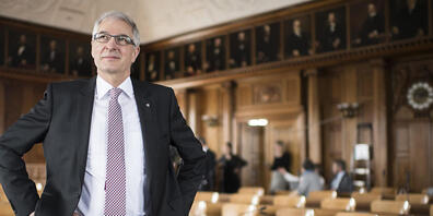 Der Ausserrhoder Finanzchef Paul Signer (FDP) verteidigte am Montag im Rat den Voranschlag für das Jahr 2022. Der Kantonsrat tagte nicht im Regierungsgebäude, sondern coronabedingt in der Mehrzweckhalle von Walzenhausen. (Archivbild)