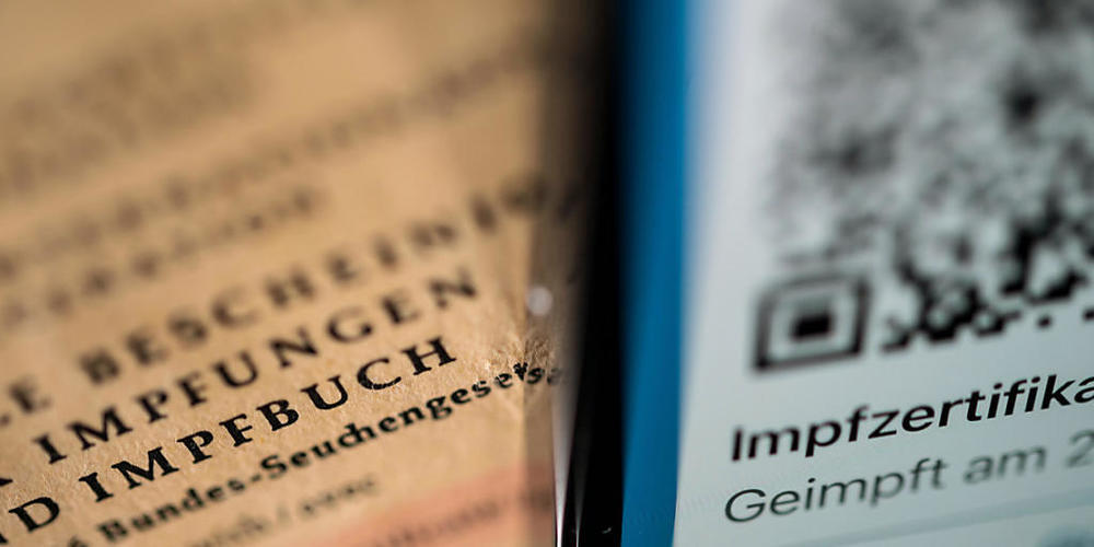 Ein Smartphone mit einem EU-Impfzertifikat. Foto: Marijan Murat/dpa