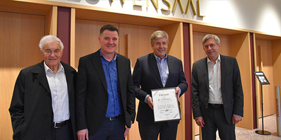 Prominenter Götti: Josef "Joe" Ackermann (Zweiter von rechts) mit der "Götti-Urkunde", welcher er von Franz Hidber (Verwaltungsrat "Verrucano", links), Reto Killias (Gemeinderat Mels, Zweiter von links) und dem Melser Gemeindepräsidenten Guido Fischer erhalten hat.