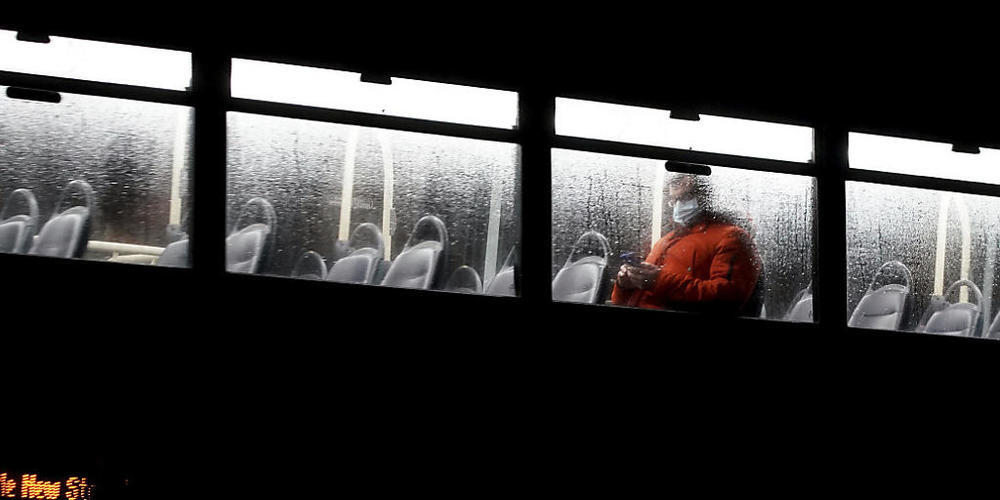 dpatopbilder - Ein Mann fährt in Liverpool in einem Doppeldecker-Bus und trägt einen Mund-Nasen-Schutz. Nach Ansicht von Jeffrey Barrett vom Wellcome-Sanger-Institut wird die Omikron-Variante des Coronavirus in Großbritannien innerhalb von Wochen ...