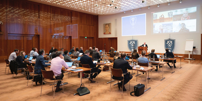 Fürs erste Fakultätstreffen der Spine Tumor Academy versammelten sich führende Experten in St.Gallen oder wurden online zugeschaltet.