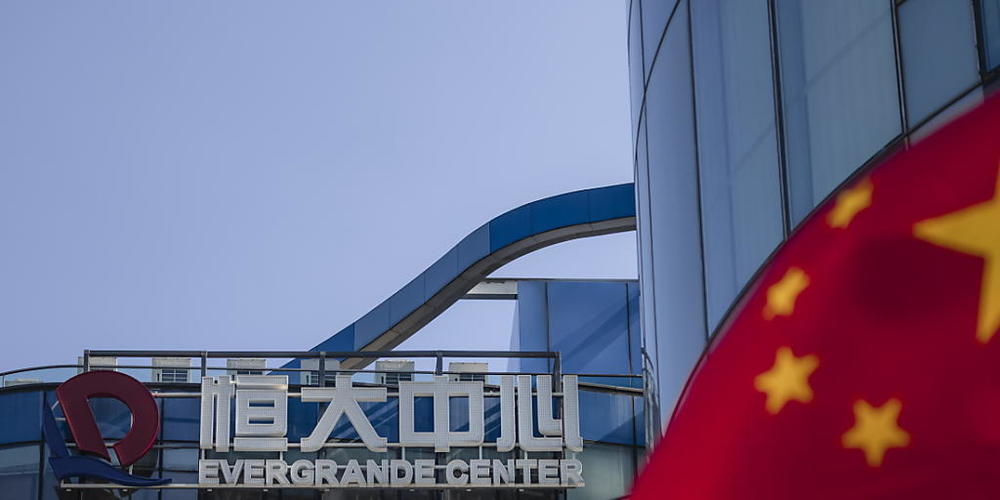 Der riesige Immobilienkonzern Evergrande hat offenbar erstmals Zinszahlungen nicht beglichen. Damit rückt der Zusammenbruch des Unternehmens wieder näher. (Archivbild)