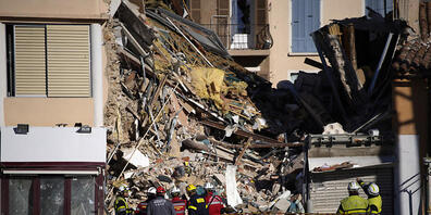 Feuerwehrleute stehen vor dem zerstörten Haus in Sanary-Sur-Mer. Foto: Daniel Cole/AP/dpa