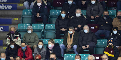 Fans mit schützender Maske beim Spiel Servette gegen Rapperswil-Jona am vergangenen Freitag