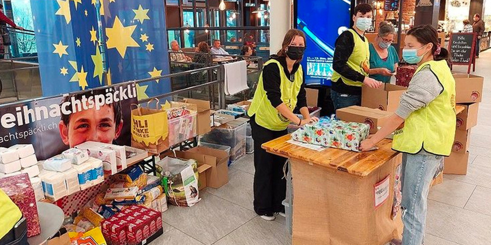 Freude teilen und verschenken: Die «Teenie-Jungschar» und die «Lismifrauen» packen insgesamt 166 Päckli ein.