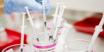 Eine Pflegefachfrau bereitet Covid-19-Auffrischimpfungen vor, im Referenz-Impfzentrum des Kantons Zürich beim Zentrum für Reisemedizin und Übertragbare Krankheiten.