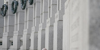 Joe Biden, Präsident der USA, und First Lady Jill Biden besuchen am 80. Jahrestag des Angriffs auf Pearl Harbor das World War II Memorial in Washington. Foto: Evan Vucci/AP/dpa