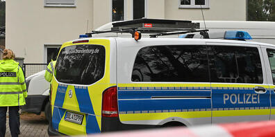 ARCHIV - Die Polizei hat ein Einfamilienhaus in Senzig, einem Ortsteil der Stadt Königs Wusterhausen im Landkreis Dahme-Spreewald, abgesperrt. Die Polizei hat in diesem Einfamilienhaus in Senzig fünf Tote gefunden. Foto: Patrick Pleul/dpa-Zentralb...