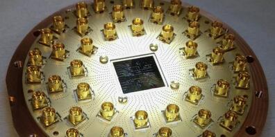 Der Quantencomputer-Chip mit 17 supraleitende Qubits wurde im Reinraumlabor der ETH Zürich hergestellt. (Pressebild)