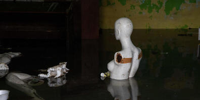 Schaufensterpuppen schwimmen in einem Gebäude, das in Jakarta von der Flutkatastrophe getroffen wurde. Foto: Donal Husni/ZUMA Press Wire/dpa