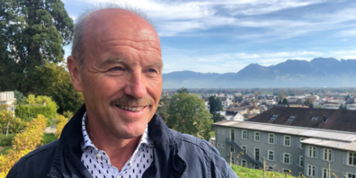 Der Rebsteiner Gemeindepräsident Andreas Eggenberger mit Weitblick über das Rheintal. Per Ende 2022 wird er sein politisches Amt niederlegen.