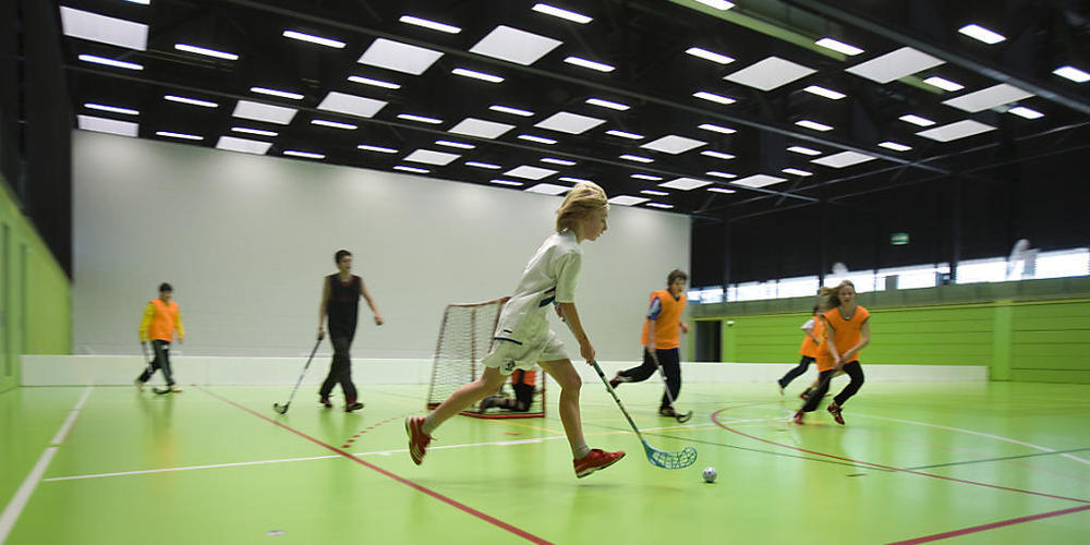 Das Parlament will in den nächsten sechs Jahren knapp 80 Millionen Franken für den Bau von Sportanlagen sprechen. Zusätzlich mitfinanziert werden soll etwa eine Unihockeyhalle in Schiers GR. (Symbolbild)