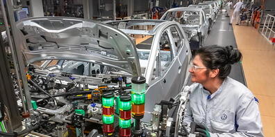 Volkswagen will die Batteriezellen für seine Elektroautos künftig selbst produzieren - im Bild die Montage eines VW ID.3. (Archivbild)