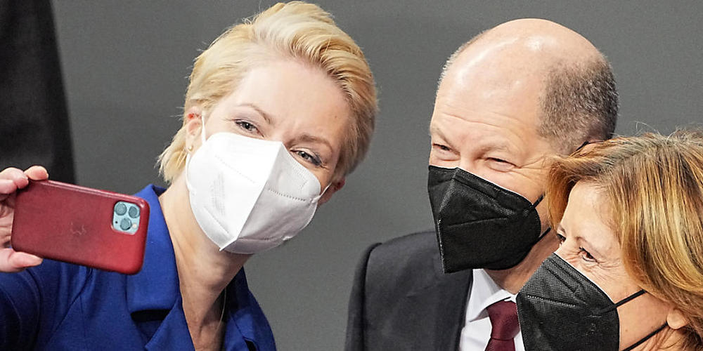 Manuela Schwesig (SPD), Ministerpräsidentin von Mecklenburg-Vorpommern, (l-r) macht ein Selfie mit dem designierten Bundeskanzler Olaf Scholz (SPD) und Malu Dreyer (SPD), Ministerpräsidentin von Rheinland-Pfalz, vor der Kanzlerwahl. Foto: Michael ...