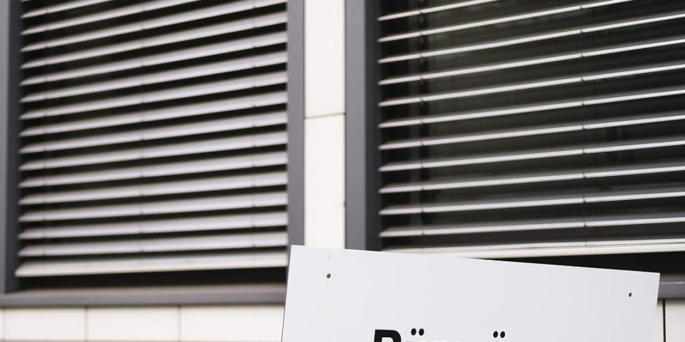 Der Homeoffice-Trend dürfte den Bedarf nach Büroflächen mittelfristig verringern. (Archivbild)