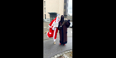 Anouk und Franziska waren als Samichlaus und Schmutzli unterwegs. 