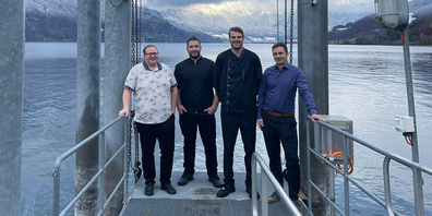 Stabsübergabe am Walensee: Der Chef-Kochlöffel geht von Roman Gantner (Mitte rechts) zu Kai Höhn (Mitte links), eingerahmt von den beiden operativen Leitern Therry Wüthrich (links) und Mathias Seiwald.