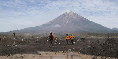 Rettungskräfte suchen nach dem Vulkanausbruch auf der indonesischen Insel Java nach Todesopfern. Foto: Trisnadi/AP/dpa