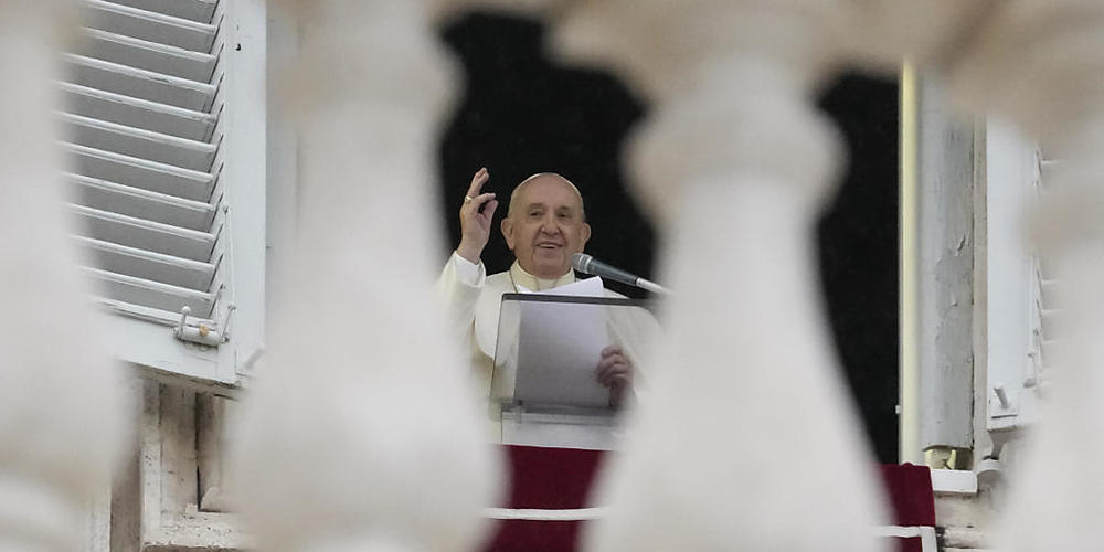 Papst Franziskus spricht das Angelus-Mittagsgebet am Fenster seines Arbeitszimmers. Foto: Andrew Medichini/AP/dpa