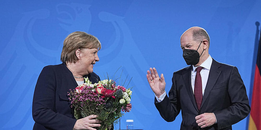 Die bisherige Bundeskanzlerin Angela Merkel (CDU) übergibt das Amt an den neu gewählten Bundeskanzler Olaf Scholz (SPD). Foto: Michael Kappeler/dpa
