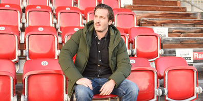 Jonas Elmer wurde von Chelsea entdeckt, spielte über 100 Spiele in der Super League und wurde mit Sion Cupsieger. 2019 beendete er beim FCRJ die Profikarriere.
