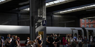 Passagiere am Hauptbahnhof in München. (Archivbild)