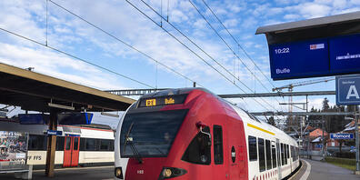 Ein RegioExpress-Zug Bern-Freiburg-Bulle der Freiburgischen Verkehrsbetriebe TPF am 1. Dezember dieses Jahres im Bahnhof Romont FR.