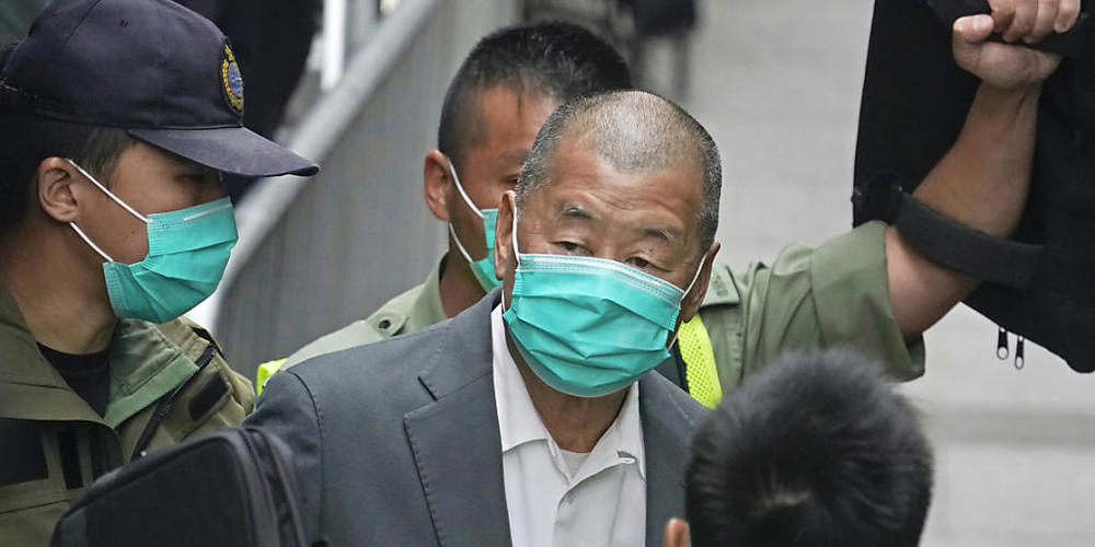 ARCHIV - Drei prominente Hongkonger Bürgerrechtler, darunter Jimmy Lai (M), sind wegen ihrer Teilnahme an einem verbotenen Gedenken an die Opfer der blutigen Niederschlagung der Demokratiebewegung 1989 in China verurteilt worden. Foto: Kin Cheung/...