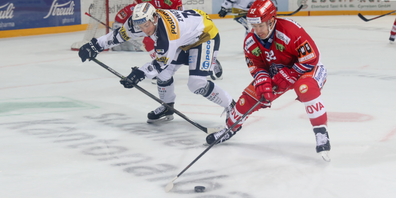 Kevin Clark (SCRJ) gegen Dominic Zwerger (Ambri). Bild: Thomas Oswald, Archiv.
